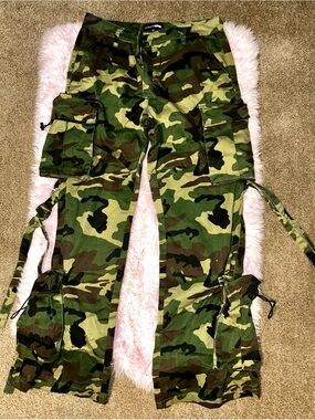 Fashion Nova Women's Green Camo Wide Leg Cargo Jeans